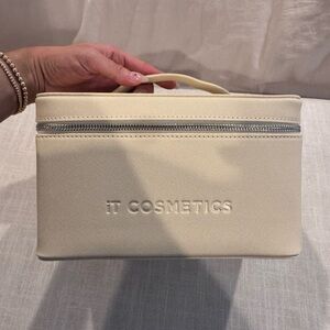 it cosmetics Cream Embossed Travel Makeup Case